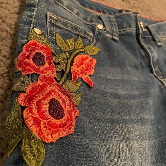 Book Boom Jeans Embroidered Shorts - Picture 4 of 9